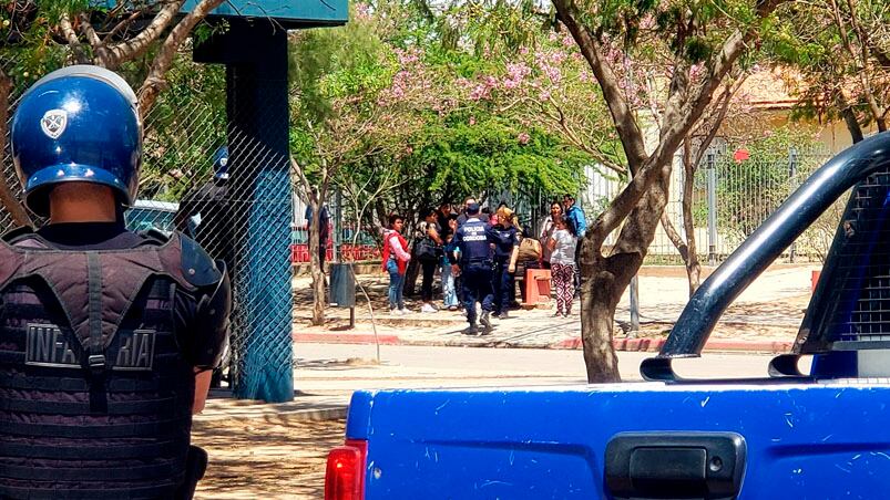 Fuerte operativo policial en el lugar del crimen.