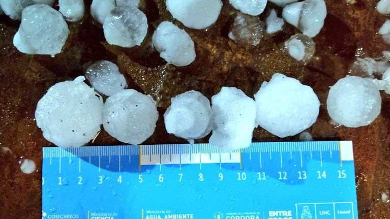 Fuerte tormenta de granizo en Berrotarán
