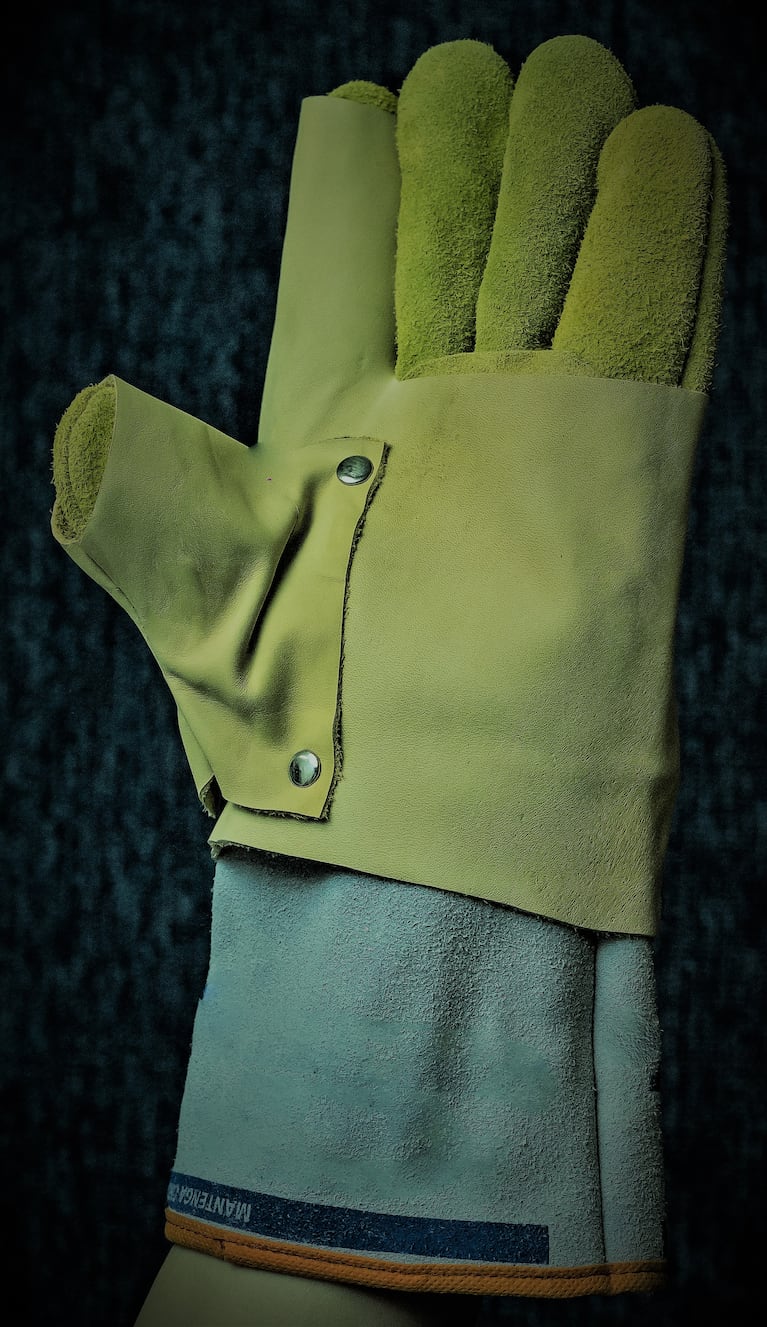 Funda protectora para guantes de soldador.