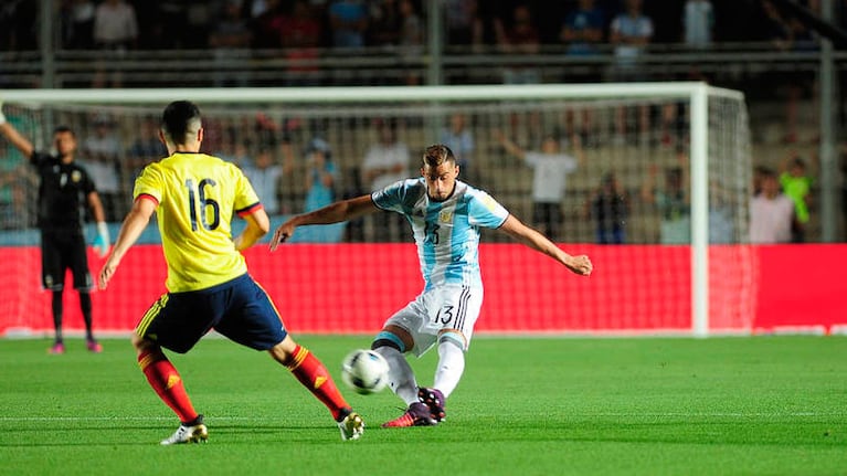 Funes Mori fue amonestado y se perderá el partido ante Chile. Foto: AP.