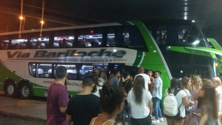 Furia y caos en la terminal: más de 100 chicos quedaron varados