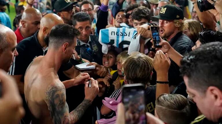 Furor total por Leo en el estadio de Los Ángeles.