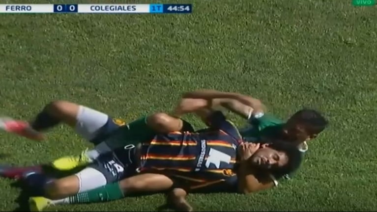 Fútbol argentino insólito: un jugador ahorcó a su rival en Ferro vs. Colegiales