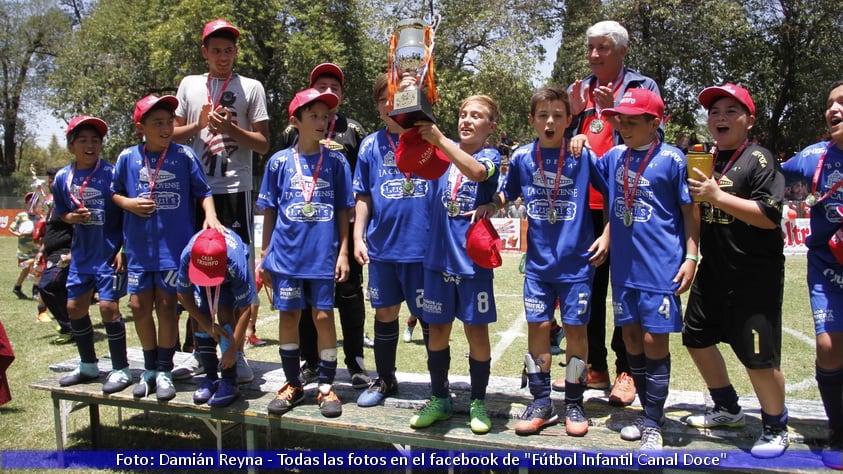 Fútbol Infantil coronó a Colonia Caroya campeón y a Espíritu Santo subcampeón.