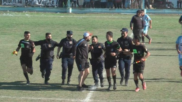 Fútbol violento en Córdoba: piedrazos, daños, detenidos y un jugador en terapia intensiva