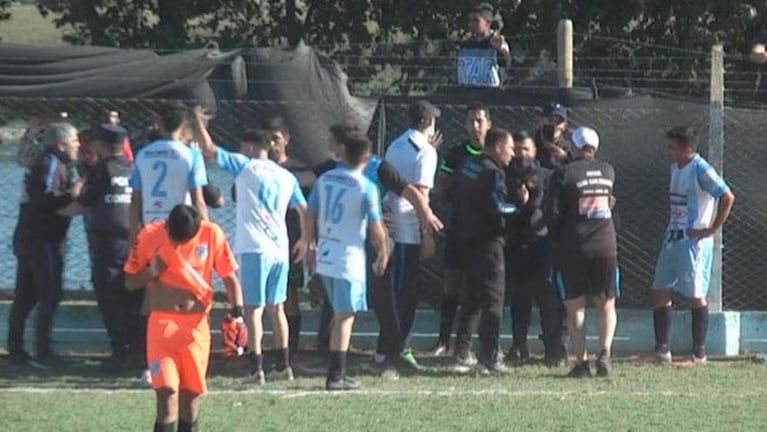 Fútbol violento en Córdoba: piedrazos, daños, detenidos y un jugador en terapia intensiva