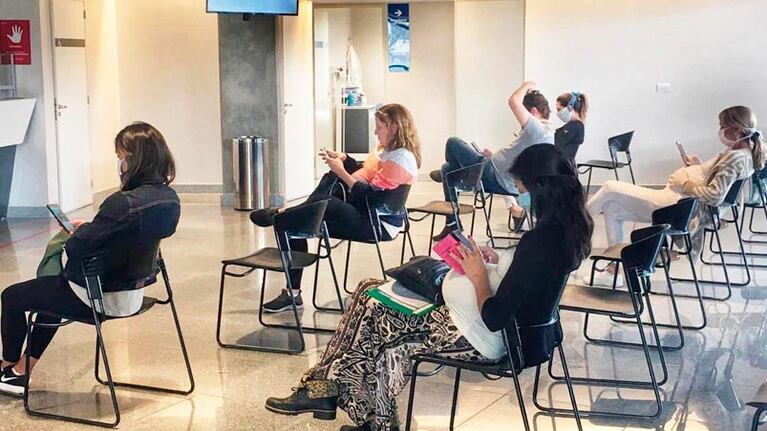 Futuras mamás esperando su turno médico en plena cuarentena.
