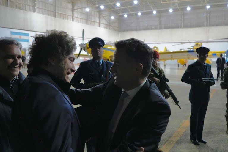 Gabriel Bornoroni y Javier Milei en el aeropuerto de Córdoba antes del Derecha Fest.