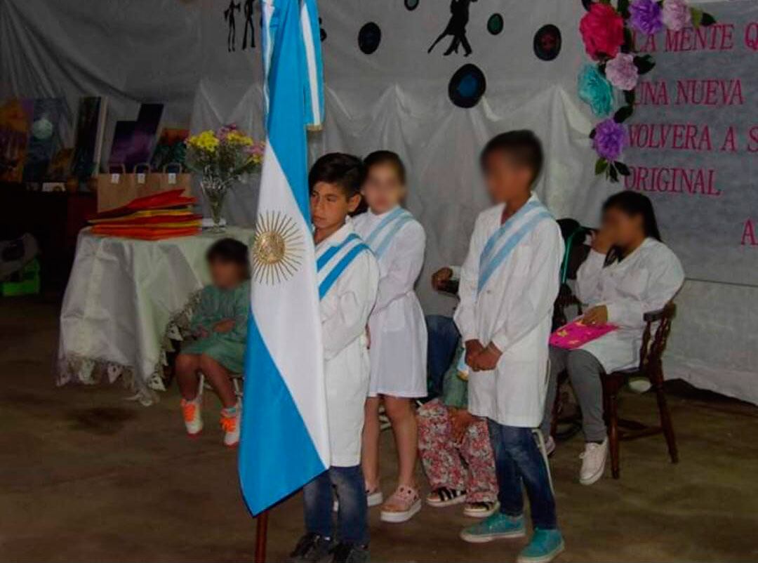 Gabriel es abanderado de sexto grado en su escuela rural.