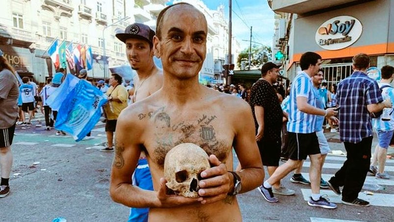 Gabriel festejó con el cráneo de su abuelo Valentín.