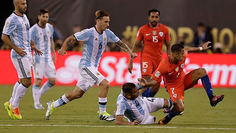 Gabriel Mercado pisó el tobillo de el "Niño Maravilla".