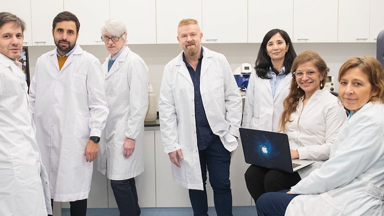 Gabriel Rabinovich y el equipo de investigación.