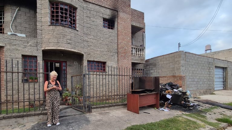 Gabriela perdió todo entre el robo y el incendio de su casa. Foto: Juan Pablo Lavisse / ElDoce.
