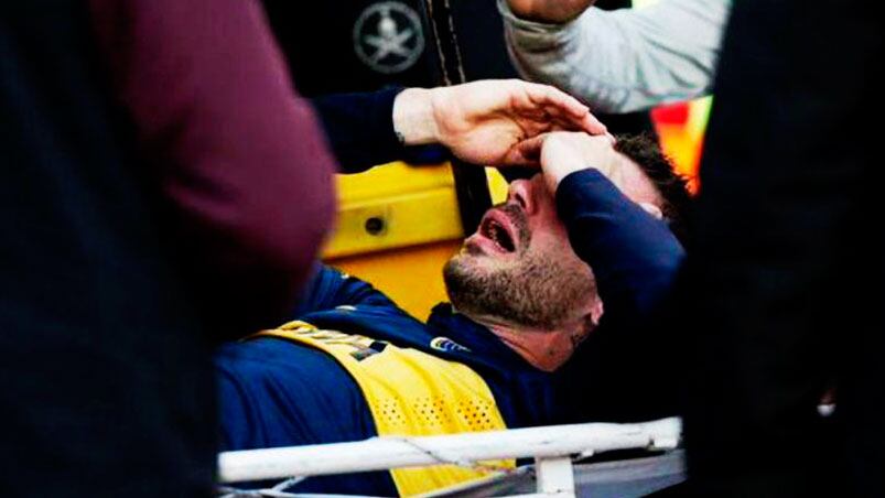 Gago se retiró lesionado al minuto del Superclásico.