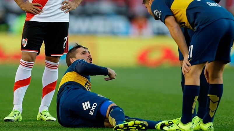 Gago se retiró lesionado al minuto del Superclásico. Foto: Clarín.