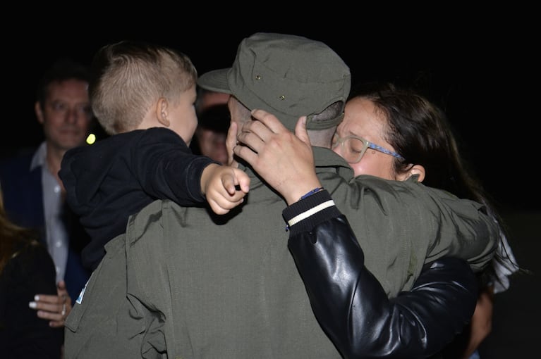 Gallo abrazado a su esposa y a su hijo de 3 años.