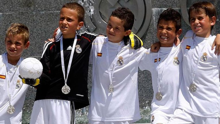 Ganadores de las becas y la camiseta del Real Madrid