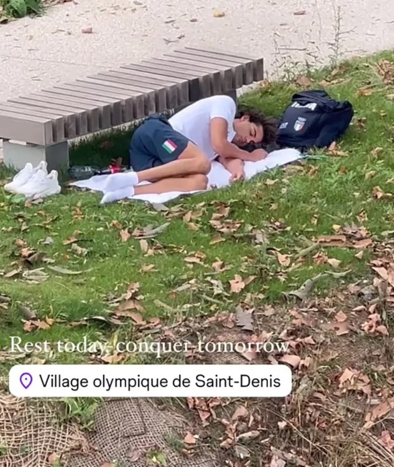 Ganó el oro en París 2024 y apareció durmiendo en una plaza tras quejarse del estado de la Villa Olímpica