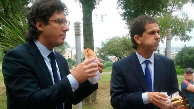 Garavano y Moyano, comiéndose un "chori" de parados.