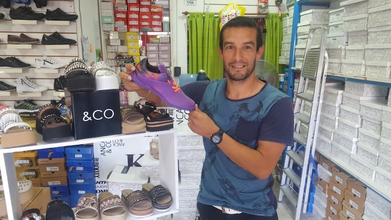 García no deja de lado el fútbol y también vende botines.
