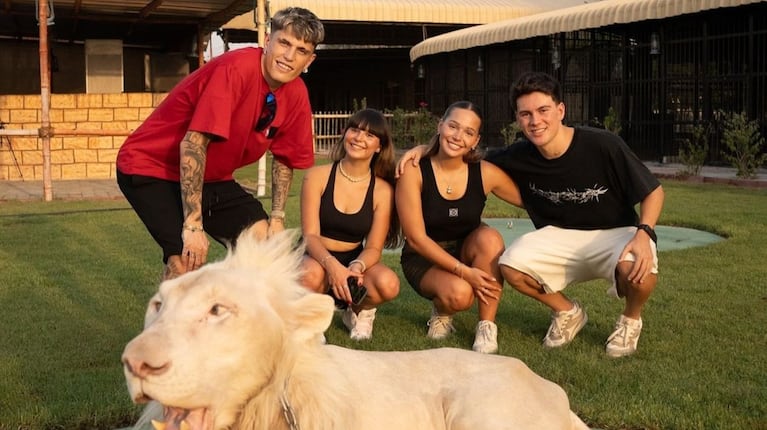 Garnacho y su novia, Eva García, junto a un león encadenado (Foto: IG @evagarcia).