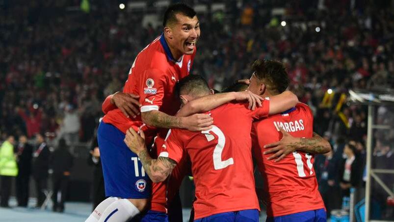 Gary Medel lidera el abrazo de la selección chilena. Foto: AFP.