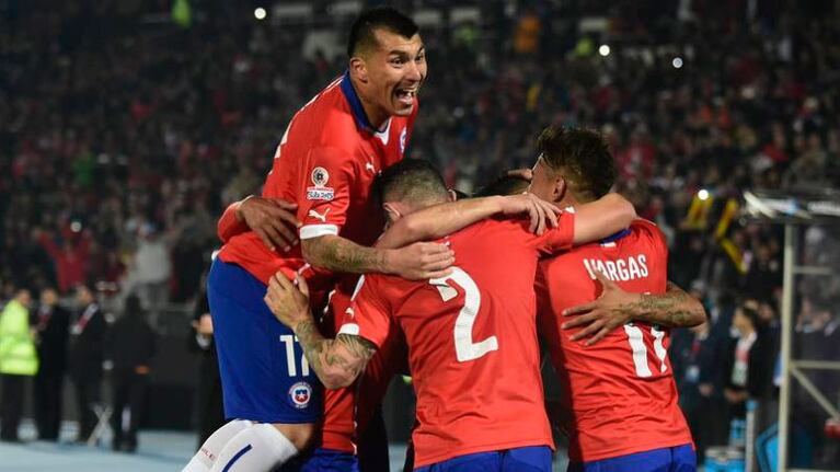 Gary Medel lidera el abrazo de la selección chilena. Foto: AFP.