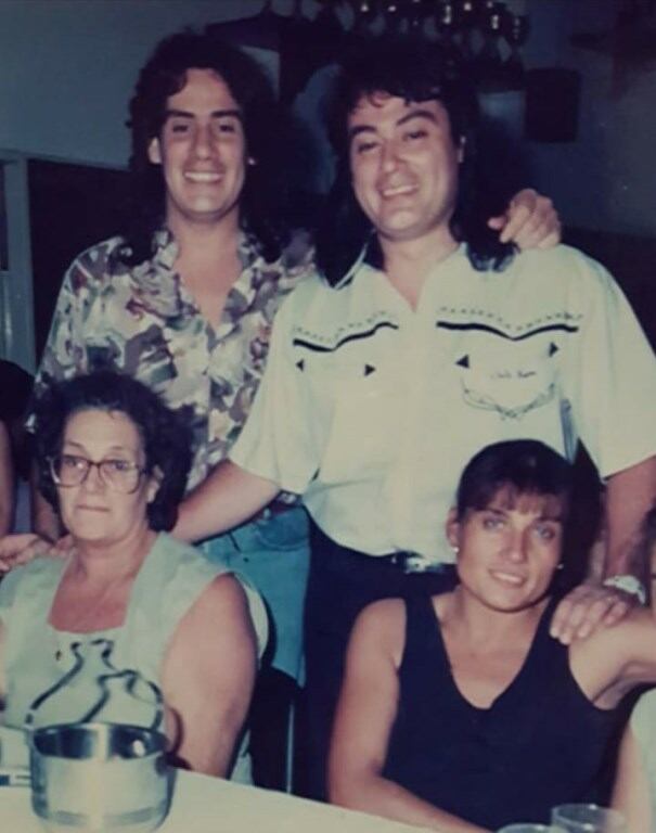 Gary, sus hermanos y su mamá.