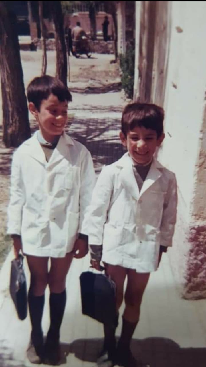 Gary y su hermano Eduardo yendo a la escuela.