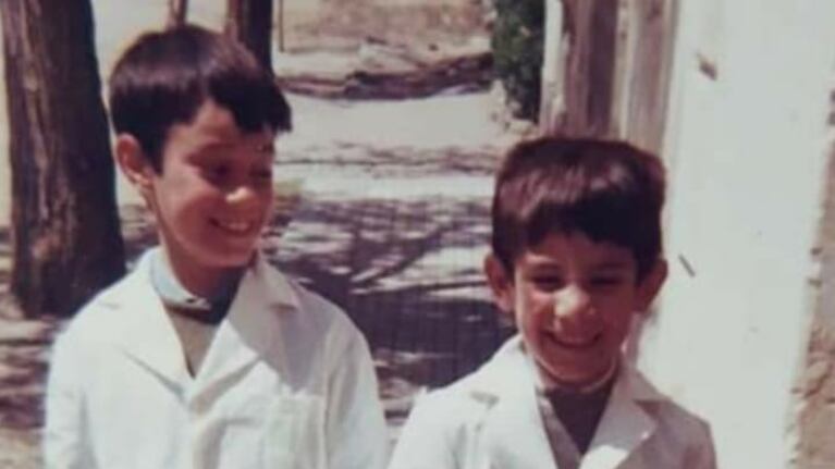 Gary y su hermano Eduardo yendo a la escuela.