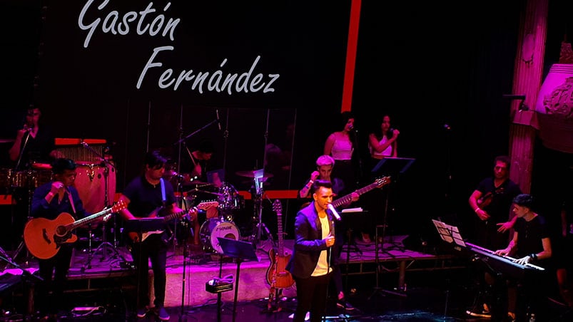 Gastón Fernández brilló en un acústico