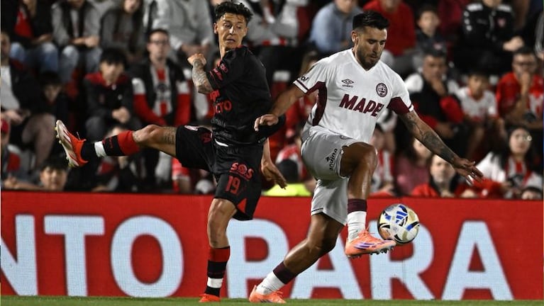 Gastón Lodico disputando la pelota con el Toto Salvio.