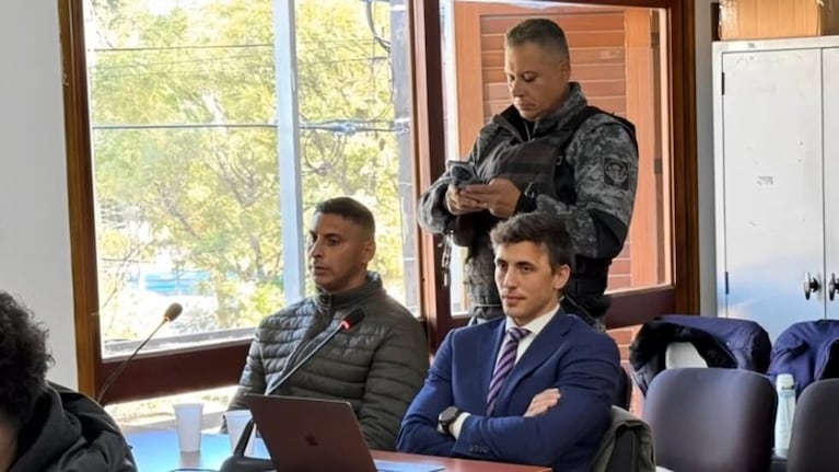 Gastón Márquez, de campera, en una de las audiencias del juicio.