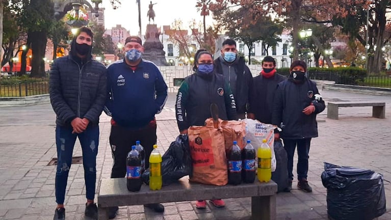 Gastón y su grupo de amigos solidarios antes de comenzar a repartir las viandas.