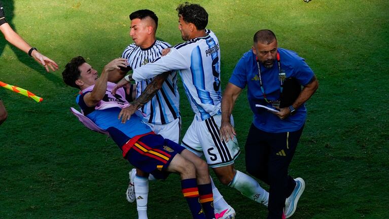 Gavi fue golpeado por Leandro Paredes. (AP Foto/Yuki Iwamura)