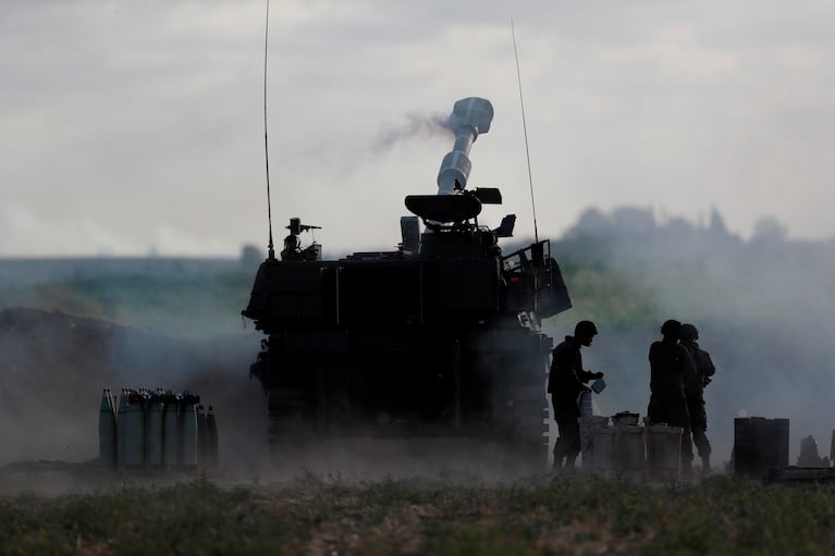 Gaza Border (-), 17/05/2021.- An Israeli artillery shelling targets in the Gaza Strip as the escalation continues between the Israeli Army and Hamas forces at the Gaza Border, Israel, 17 May 2021. In response to days of violent confrontations between Israeli security forces and Palestinians in Jerusalem, various Palestinian militants factions in Gaza launched rocket attacks since 10 May that killed at least ten Israelis to date. According to the Palestinian Ministry of Health, at least 192 Palestinians, including 58 children, were killed in the recent retaliatory Israeli airstrikes (Atentado, Estados Unidos, Jerusalén) EFE/EPA/ATEF SAFADI
