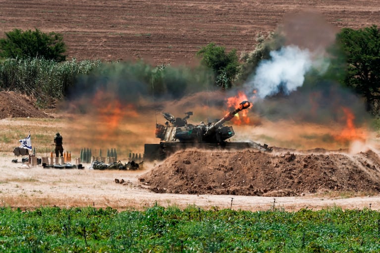 Gaza Border (Israel), 17/05/2021.- An Israeli artillery shelling targets in the Gaza Strip as the escalation continues between the Israeli Army and Hamas forces at the Gaza Border, Israel, 17 May 2021. In response to days of violent confrontations between Israeli security forces and Palestinians in Jerusalem, various Palestinian militants factions in Gaza launched rocket attacks since 10 May that killed at least ten Israelis to date. According to the Palestinian Ministry of Health, at least 192 Palestinians, including 58 children, were killed in the recent retaliatory Israeli airstrikes. (Atentado, Estados Unidos, Jerusalén) EFE/EPA/ATEF SAFADI
