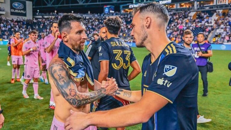 Gazgad, el futbolista húngaro que inmortalizó su abrazo con Messi.
