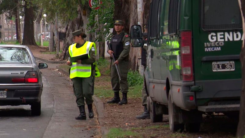 Gendaramería Nacional controla automóviles en Córdoba.