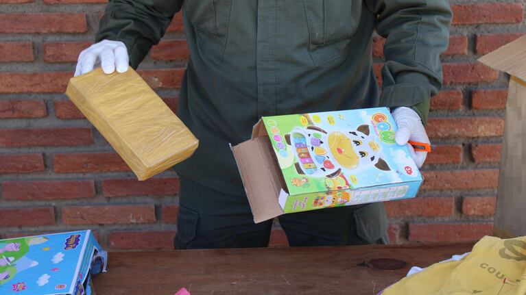 Gendarmería encontró un kilo de cocaína en una caja de juguetes. Foto: Prensa Gendarmería.
