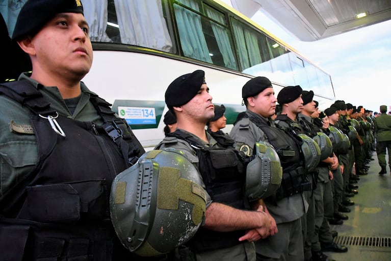 Gendarmerie officers stand guard as they arrive to Rosario after Argentina's Security Minister Patricia Bullrich announced that federal forces will be sent to the city of Rosario to confront drug gangs, in Rosario, Argentina March 11, 2024. REUTERS/Stringer