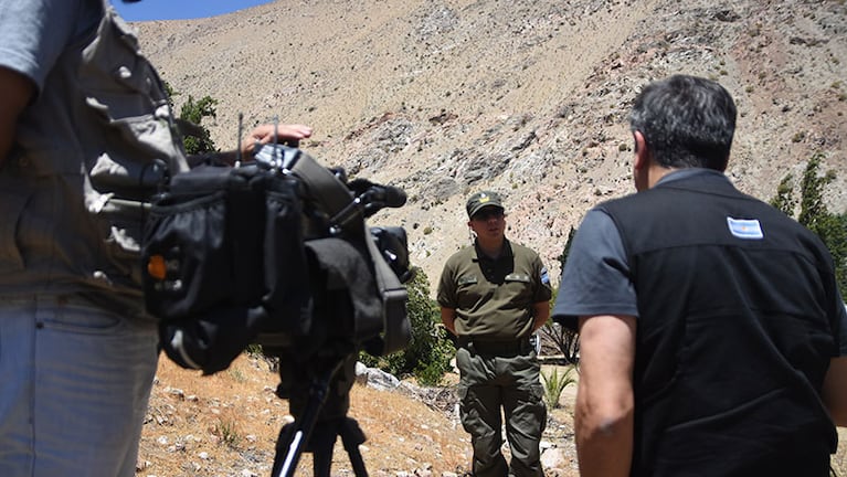 Gendarmes argentinos buscan rastros de Roldán en la Cordillera.