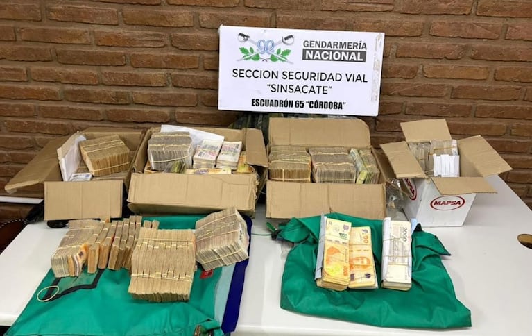 Gendarmes confiscaron 56 millones de pesos a un camión.