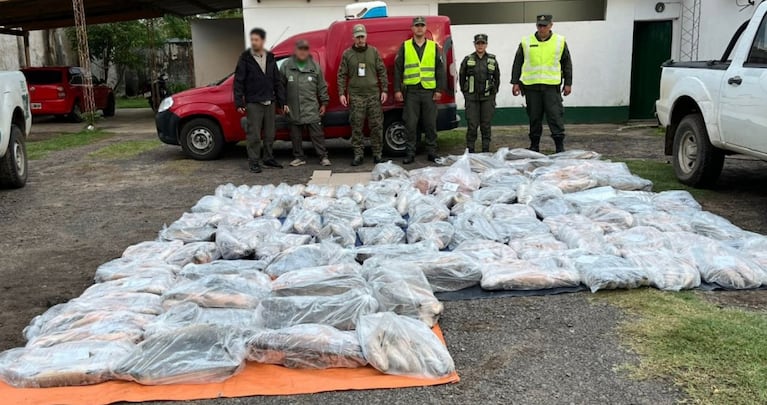Gendarmes controlaron un auto y lo que encontraron los dejó sin respiro: “Eran 950 kilos”