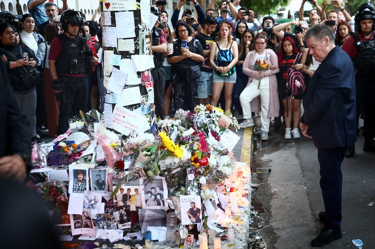 Geoff Payne frente al santuario en honor a su hijo. (Foto: REUTERS/Tomas Cuesta)