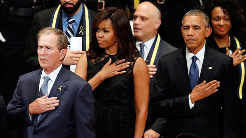 George W. Bush, Barack Obama y Michelle Obama, durante el funeral. Foto: Reuters