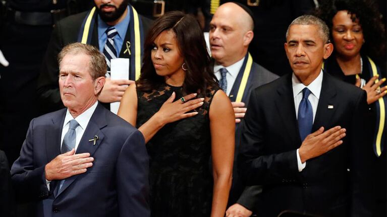 George W. Bush, Barack Obama y Michelle Obama, durante el funeral. Foto: Reuters
