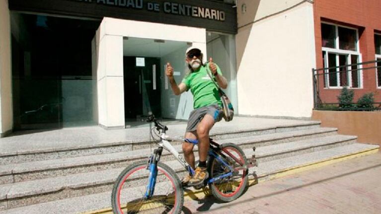 Gerardo Rodríguez espera con su bicicleta la llegada de su amigo.  