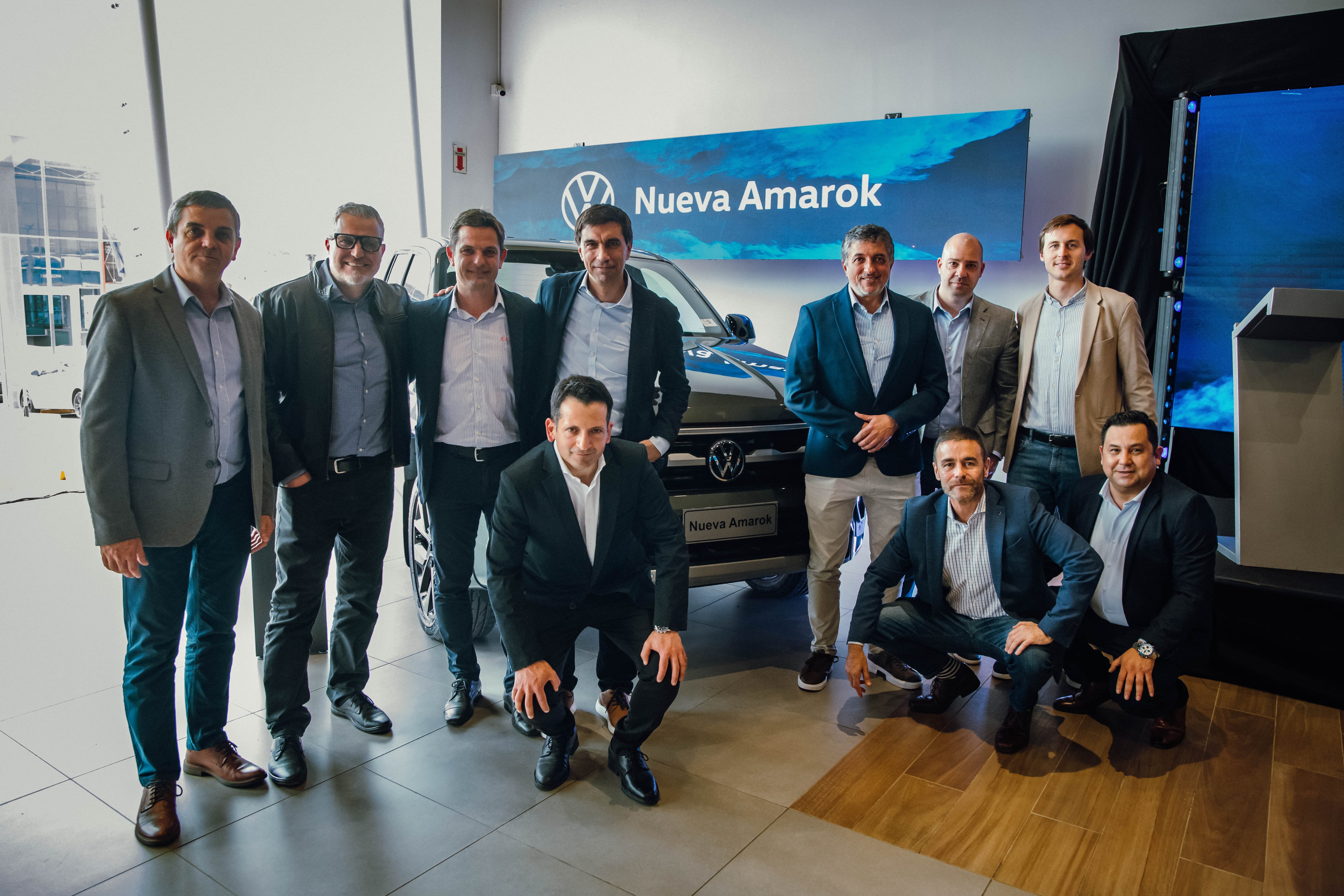 Germán Ravenna, Vicepresidente de Mundo Maipú; Hernán Pacheco, Director de Planta del Centro Industrial Córdoba Volkswagen Group; Cristian Ravenna, Director de Mundo Maipú; Martín Massimino, Director Comercial de Volkswagen Group; Andrés Carreras, Gerente Comercial de Maipú Volkswagen, Gabriel Devit, Gerente Ejecutivo de Recursos Humanos del Centro Industrial Córdoba Volkswagen Group; Sergio Taraborrelli, Gerente Zonal de Ventas Volkswagen; Francesco Pecchia, Gerente de Producto y Planificación de Volkswagen; Martín Pepe Sorrondegui, Gerente de Ventas División Volkswagen; Alejandro Acosta, Comunicaciones y Relaciones Públicas del Centro Industrial Córdoba Volkswagen Group.