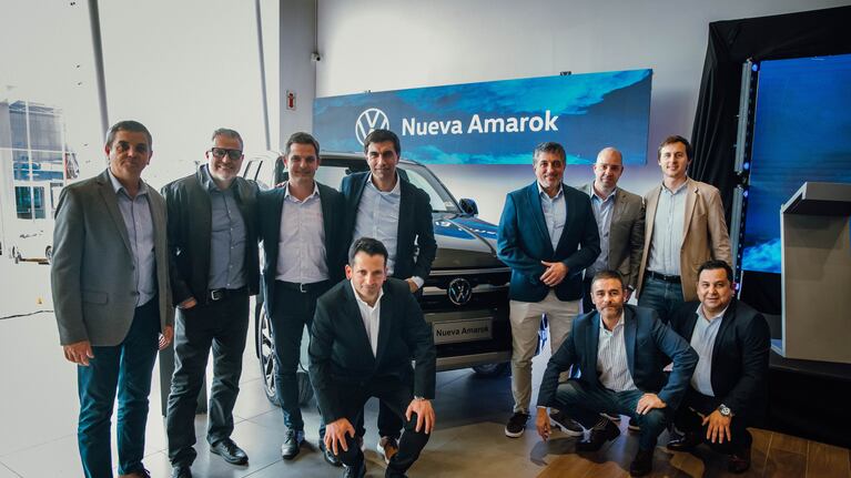 Germán Ravenna, Vicepresidente de Mundo Maipú; Hernán Pacheco, Director de Planta del Centro Industrial Córdoba Volkswagen Group; Cristian Ravenna, Director de Mundo Maipú; Martín Massimino, Director Comercial de Volkswagen Group; Andrés Carreras, Gerente Comercial de Maipú Volkswagen, Gabriel Devit, Gerente Ejecutivo de Recursos Humanos del Centro Industrial Córdoba Volkswagen Group; Sergio Taraborrelli, Gerente Zonal de Ventas Volkswagen; Francesco Pecchia, Gerente de Producto y Planificación de Volkswagen; Martín Pepe Sorrondegui, Gerente de Ventas División Volkswagen; Alejandro Acosta, Comunicaciones y Relaciones Públicas del Centro Industrial Córdoba Volkswagen Group.